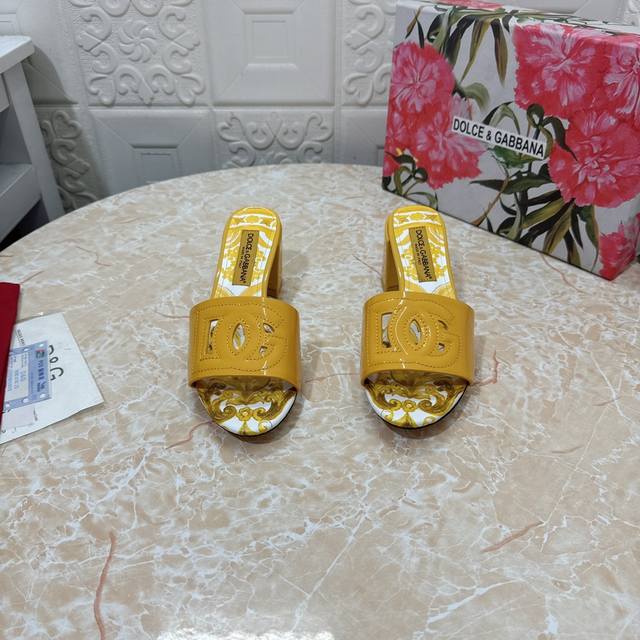 平 中 Dg.顶级版本.高品质 2024新款 专柜同步 1:1开模 Logo压印 注胶工艺拖鞋 鞋面：漆皮 内里：牛皮3 D打印 跟高: 平底 6.5Cm 大底